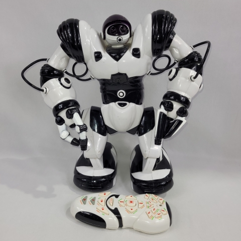 Robosapien Electronic Radio Control Humanoid Robot by WowWee C8